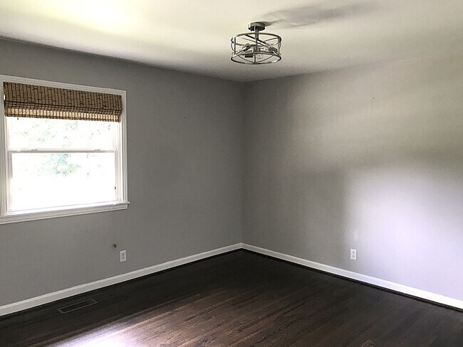 Building Photo - Meticulously Maintained Home in West Meade