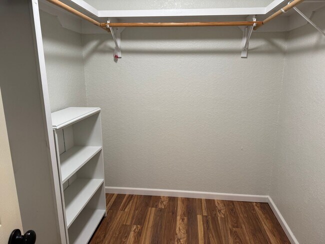 Building Photo - Immaculate home in Gentry close to schools