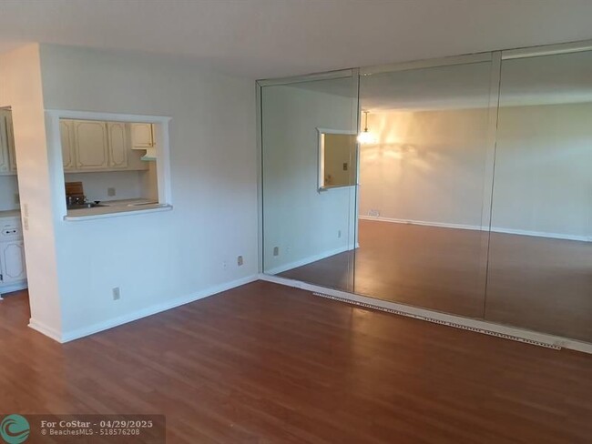 Building Photo - 538 Fanshaw M