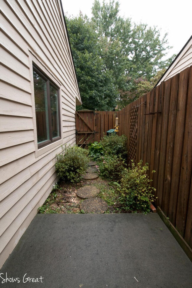 Building Photo - One Level 2 Bedroom, 2 Bath Condo in SW City