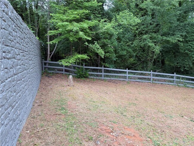 Building Photo - 3336 Camelot Dr NE