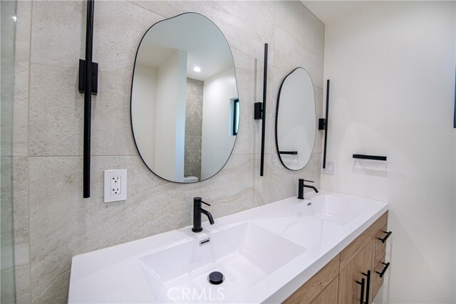 Building Photo - 7760 Independence Ave