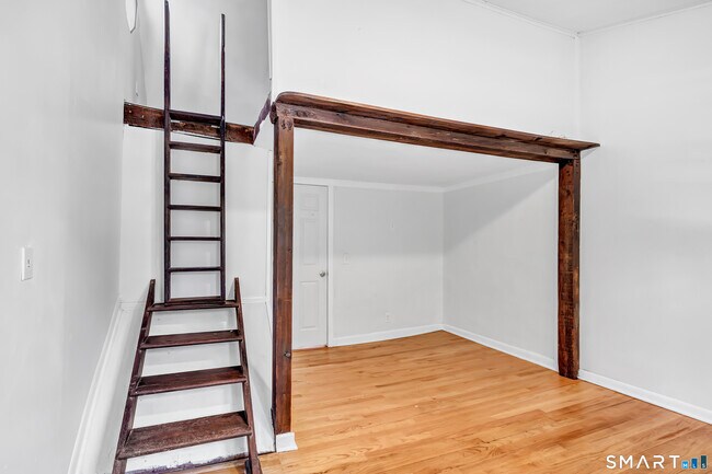 Building Photo - 7 Richards Ln