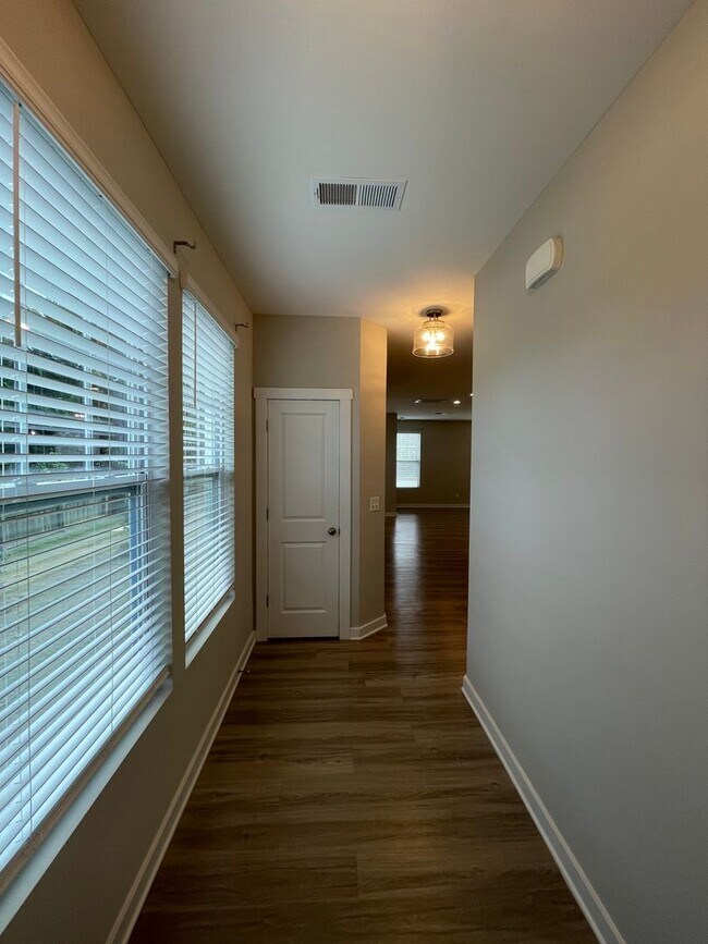 Building Photo - Beautiful Townhome located in Pineville, NC