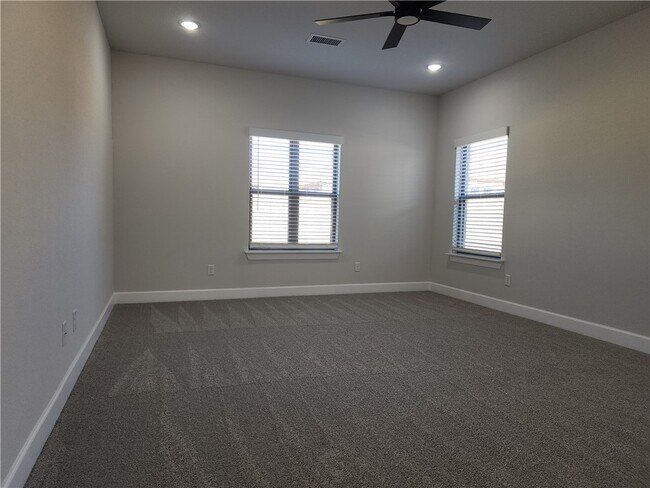 Building Photo - 2700 SW Blustery Dr