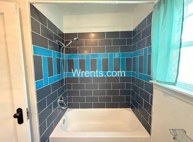 Building Photo - Beautiful 5-Bed, 2.5-Bath Home in the Heart of Spokane