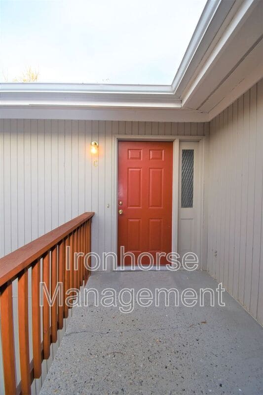 Building Photo - 515 S 15th Ave