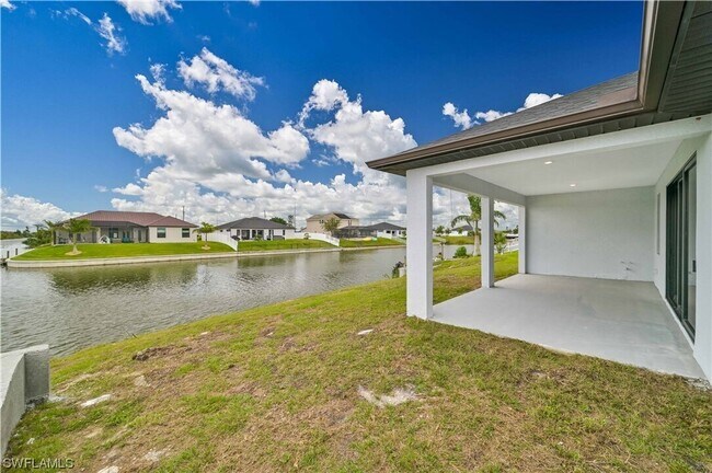 Building Photo - Gorgeous custom built 3/2/1 water front si...