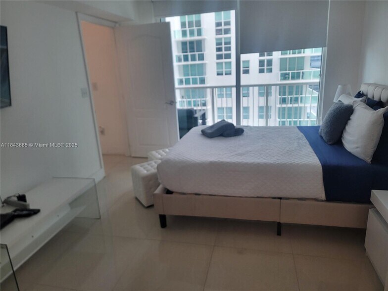 Building Photo - 1200 Brickell Bay Dr