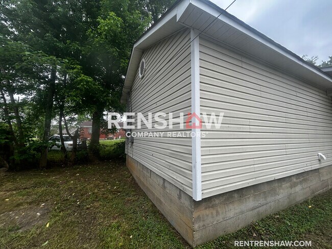 Building Photo - 392 Main St