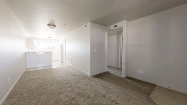 Building Photo - CONDO FOR RENT RIGHT BEHIND WINCO IN OREM!!!