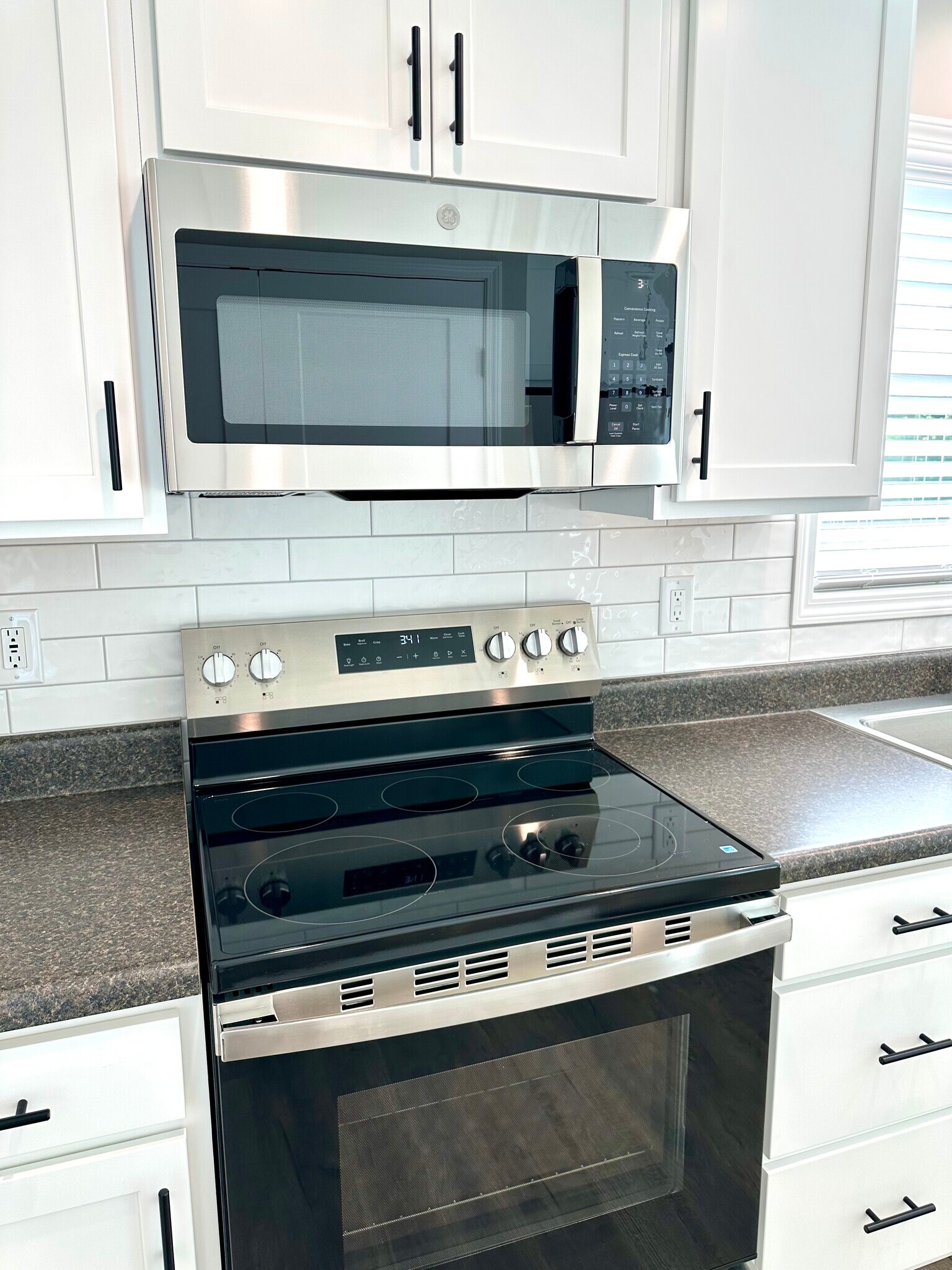 SS stove w/self-clean oven, microwave - 2217 Kenwood Blvd SE
