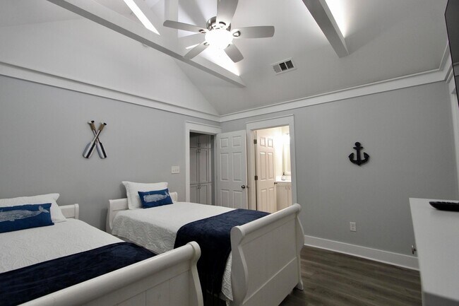 Building Photo - 8 Sally Ln