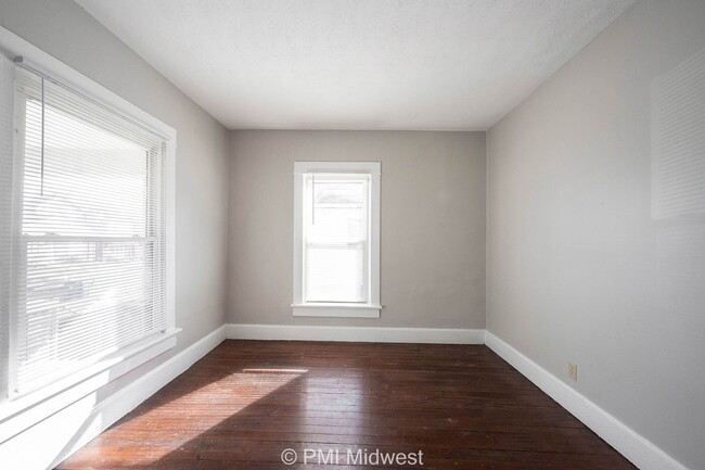 Building Photo - 323 W 40th St