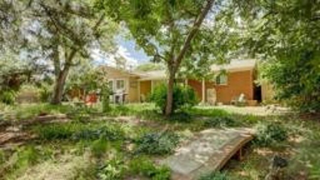 Building Photo - PRE-LEASE 4 BED 2 BATH – Updated Brick Hom...