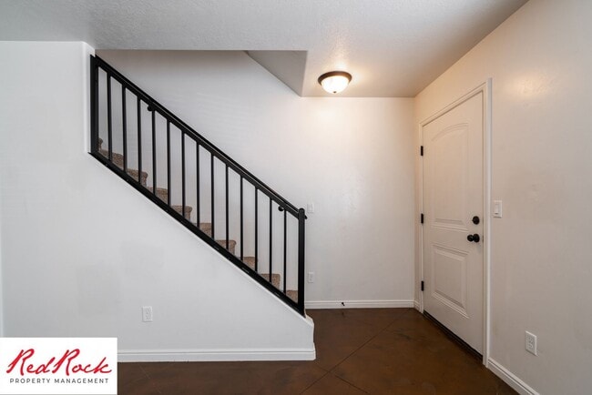 Building Photo - Conveniently located 3 Bedroom Townhome