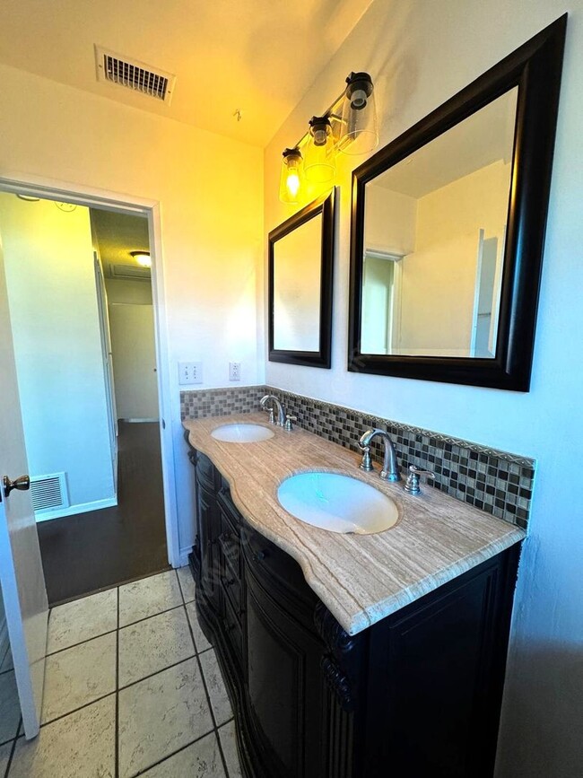 Building Photo - Stunning 3 Bedroom, 2 Bathroom Home on a L...