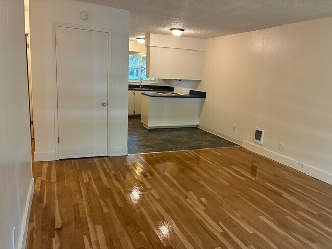 Building Photo - Upper 2bed, hardwoods, dishwasher, parking...