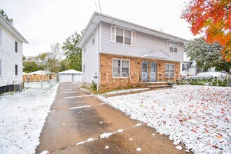 Building Photo - 2 Bedroom 1.5 Bath Home