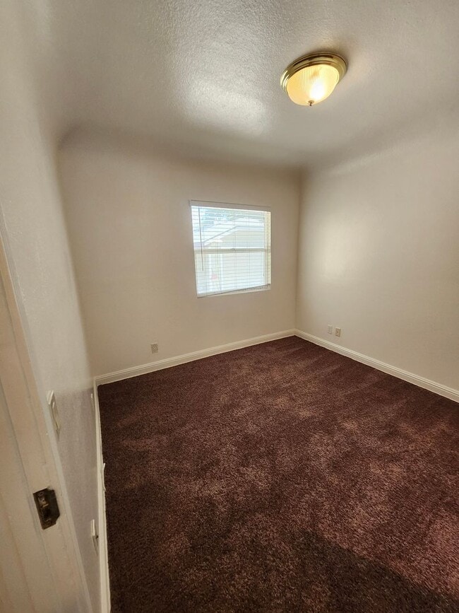 Building Photo - Charming Colonial-Style 2-Bedroom Home in ...