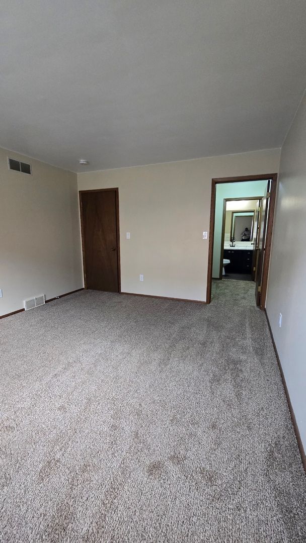 Building Photo - 2 Bedroom 1.5 Bath - Brand new renovations