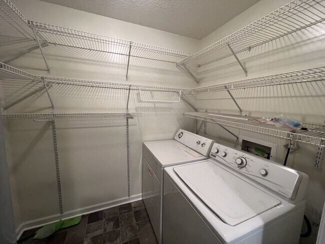 Building Photo - 185 Monarch Ln