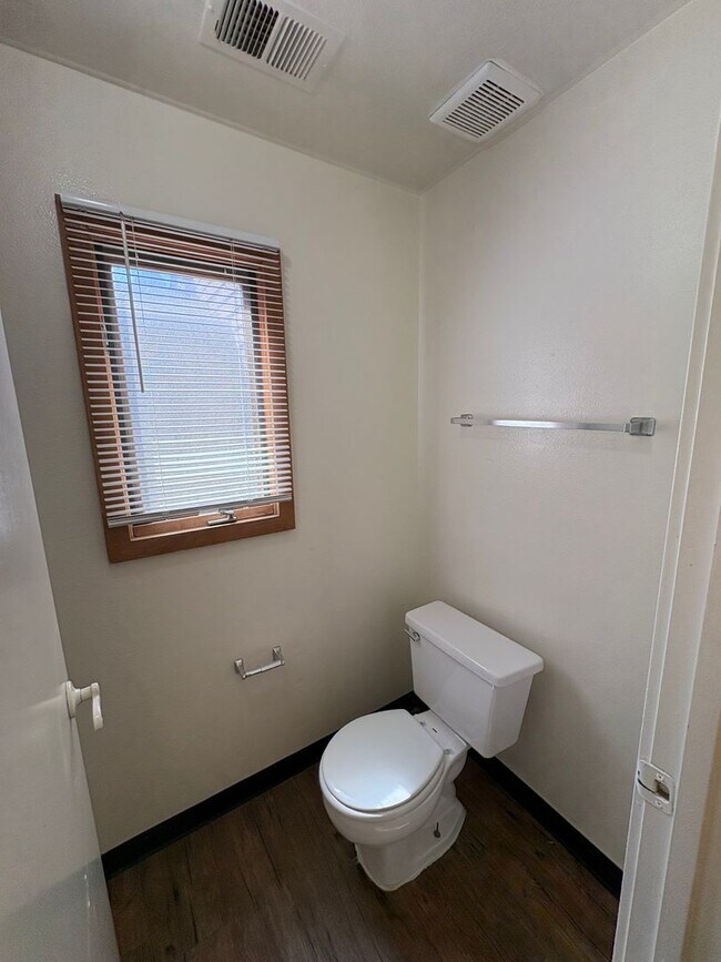Building Photo - 3 Bedroom Home located in Westgate Neighbo...