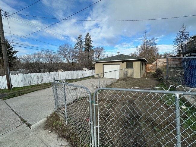 Building Photo - Spacious Northside 4-Bed, 2-Bath Ranch with Hardwood Floors