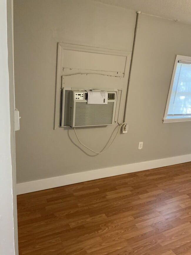 Building Photo - 1 bed 1bath duplex near Prisma health