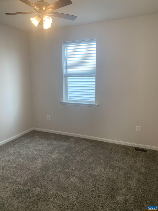 Building Photo - 758 Round Hill Rd