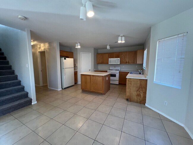 Building Photo - 1776 square foot 3 Bedroom home in El Mirage