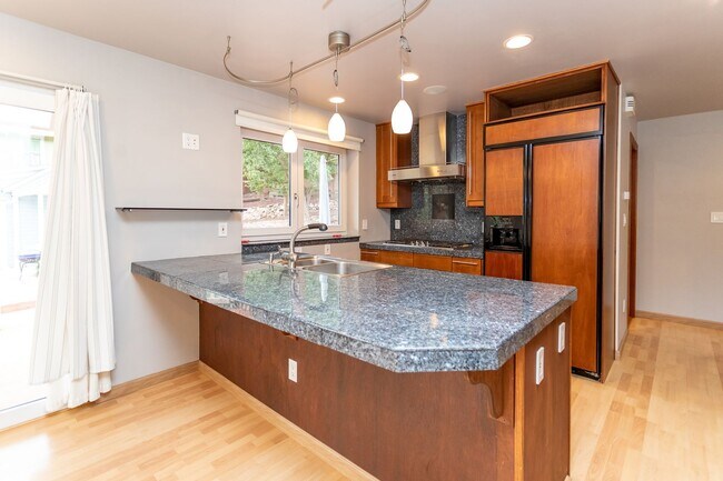 Building Photo - Charming 3-Bed, 2-Bath Home in Manitou Spr...