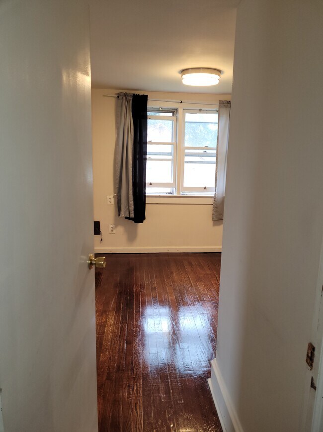 @nd Level Bed RM 1 - 3832 Church Rd