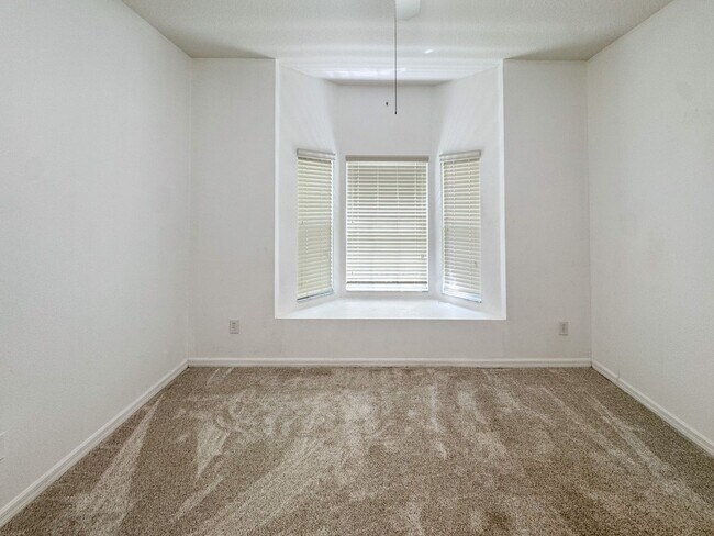 Building Photo - Pines at Lake Saunders 3 bedroom 2 bath home with double car garage