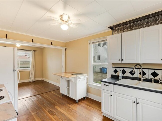 Building Photo - Charming two bedroom house in Vancouver wi...