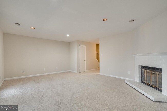 Building Photo - 3 Bedroom 3.5 Bath 3 Level Townhome in Germantown