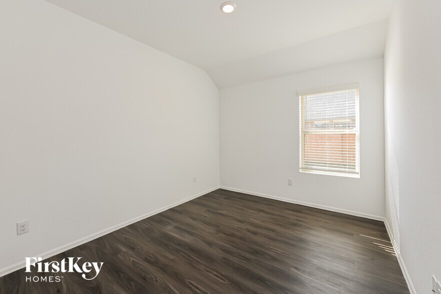 Building Photo - 7514 Oakmont Ave