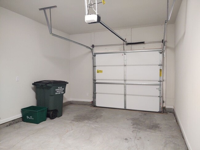 Building Photo - Move-in ready Townhome located in the Perg...