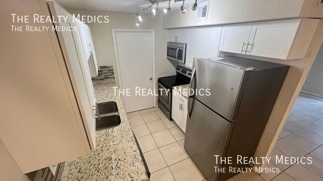 Building Photo - 2130 Forest Knoll Dr NE