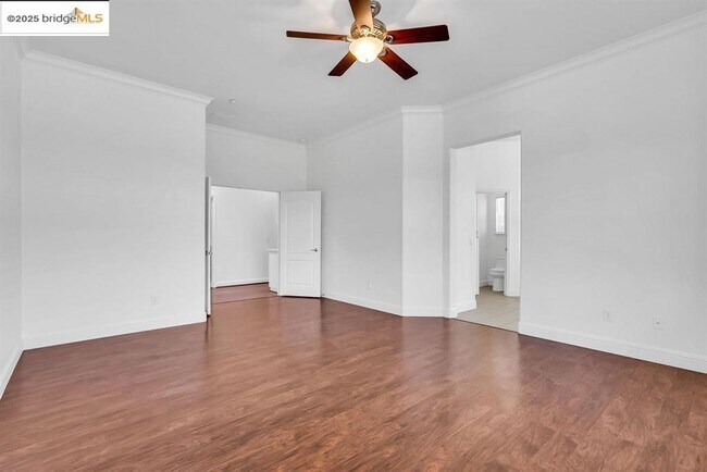 Building Photo - 909 Suntan Ln