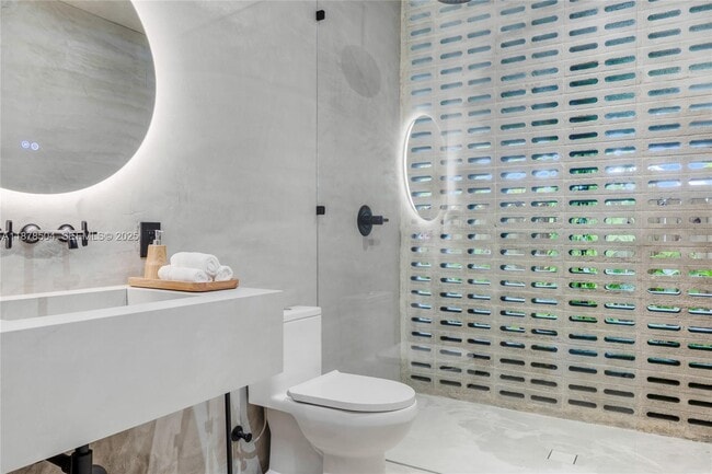 Building Photo - 1000 NW 9th Ct