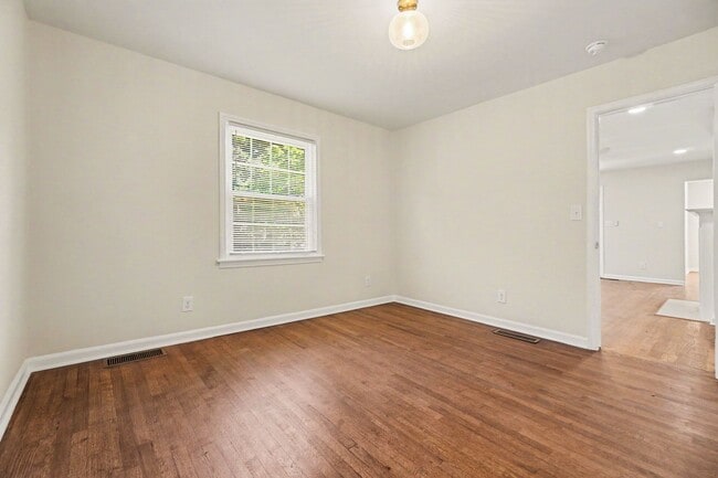 Building Photo - 490 Lynnhaven Dr SW