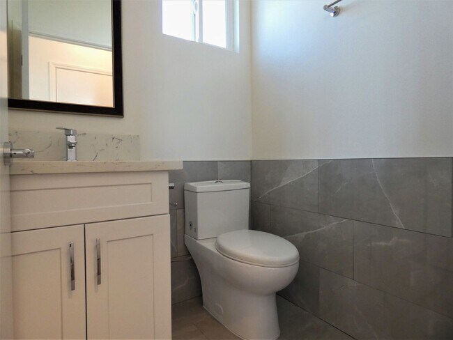 Building Photo - 1628 S La Brea Ave