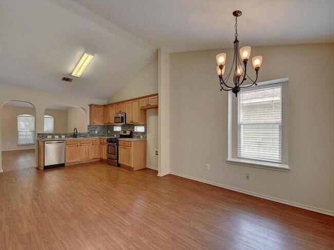 Building Photo - 136 Strawn