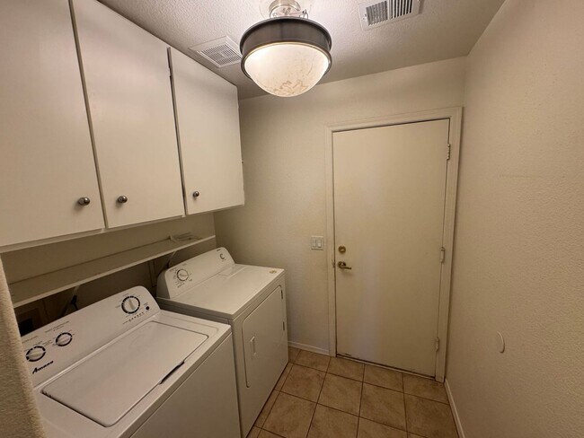 Building Photo - 4709 E Prickly Pear Trail