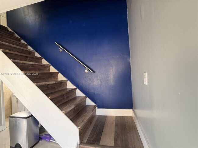 Building Photo - 421 Swallow Dr