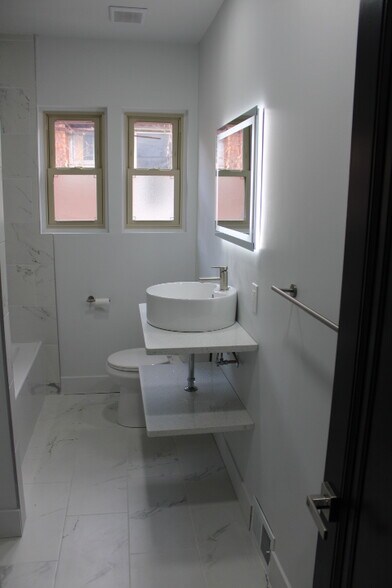 BATH - 2506 W Euclid St