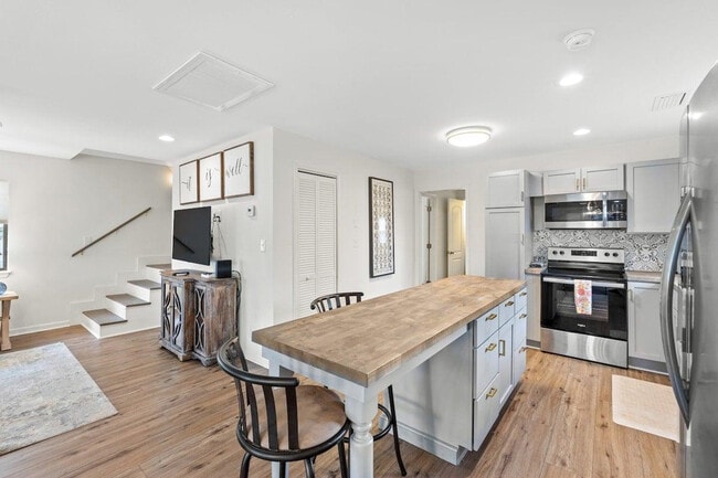 Building Photo - 22103 Lakeview Dr