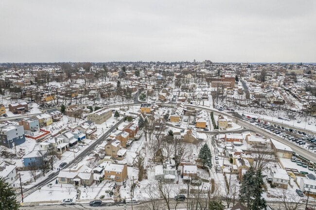 Building Photo - Stunning 3 bedroom home in Brookline available July 1!