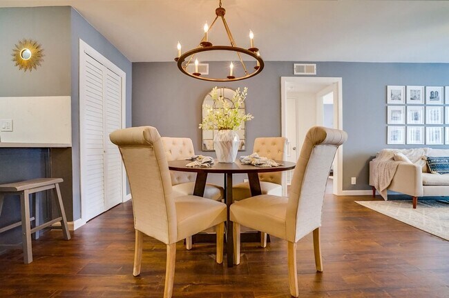 Building Photo - 3BD/2BA Apartment with Laundry In-Unit, Appliances, Tandem Parking & More!